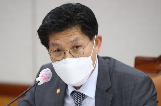 노형욱 국토교통부 장관이 9일 오후 서울 여의도 대한주택건설협회에서 열린 제2차 주택공급기관 간담회에서 발언하고 있다. <연합뉴스>